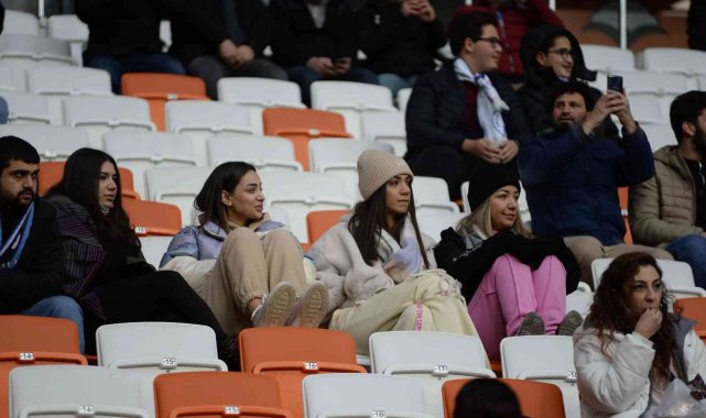 Adana Demirspor'da kadın taraftar sayısı artıyor