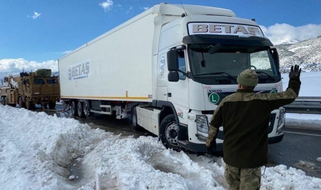 Adana-Gaziantep Otoyolu'nda mahsur kalanlar için 2 askeri helikopter gönderildi