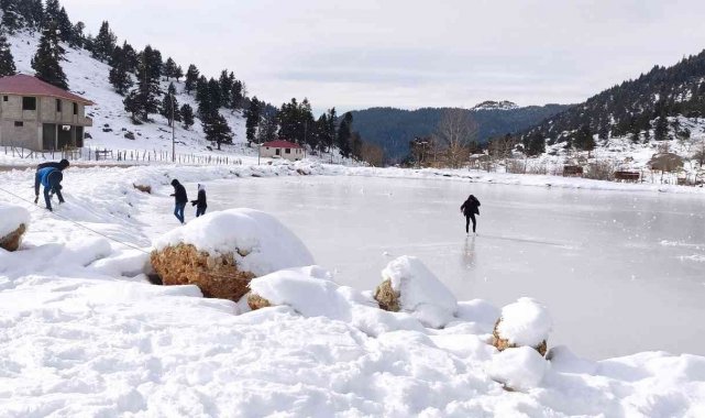 Adana Göller Yaylası buz tutunca eğlence merkezine döndü