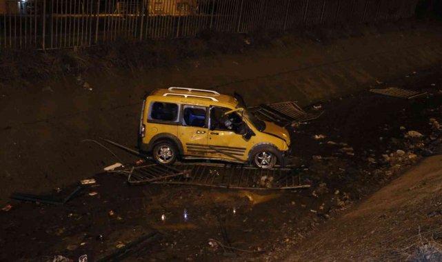 Adana'da hafif ticari araç sulama kanalına düştü: 3 yaralı