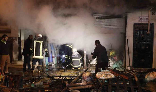 Adana&#039;da müstakil evin deposu yandı: 3 kişi dumandan etkilendi