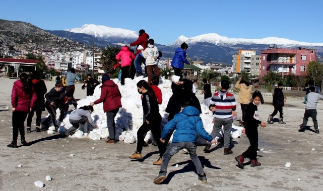 Adana'da öğrencilerin kar sevinci