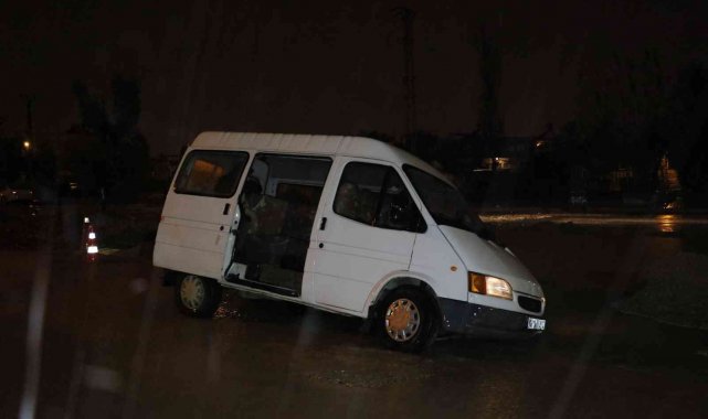 Adana'da sağanak yağış sebebiyle yol çöktü, bir araç mahsur kaldı