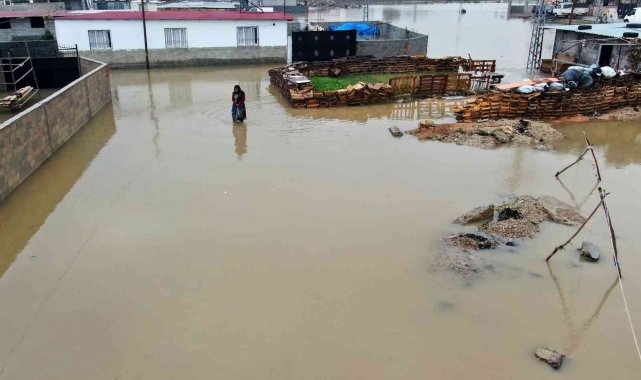 Adana'da yağmur mahalleyi sular altında bıraktı