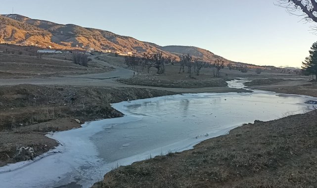 Adıyaman'da dereler buz tuttu