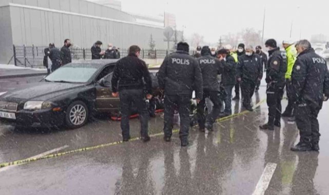 Adliyenin önünde kanlı pusu: 1 ağır yaralı