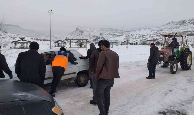 AFAD gönüllüleri karda mahsur kalan vatandaşlara destek çıkarak, sokak hayvanlarına yem bıraktı