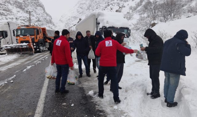 AFAD ve Kızılay'dan yolda kalanlara kumanya desteği