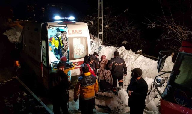 AFAD ve UMKE, yoları kapanan köylerde mahsur kalan 23 hastayı kurtardı