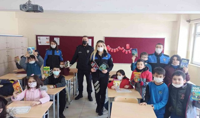 Afetzede öğrencilere okuma kitabı hediye edildi