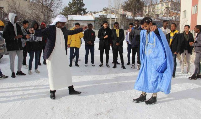 Afrikalı öğrenciler karla tanıştı, mutlulukları görülmeye değerdi