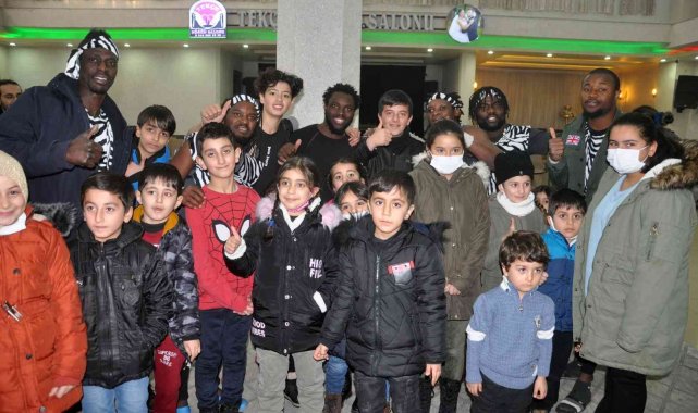 Afrikalıların gösterisine çocuklardan yoğun ilgi