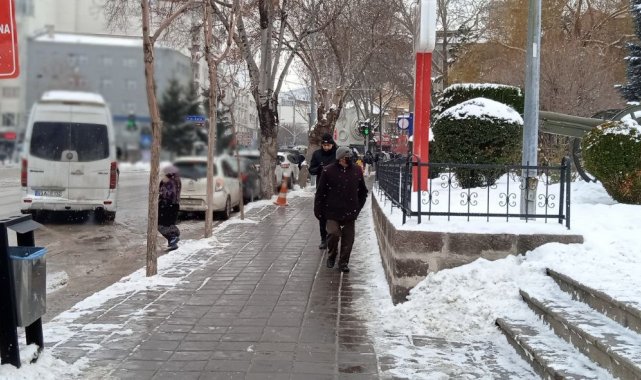 Afyonkarahisar&#039;da kar yağışı aralıklarla devam ediyor