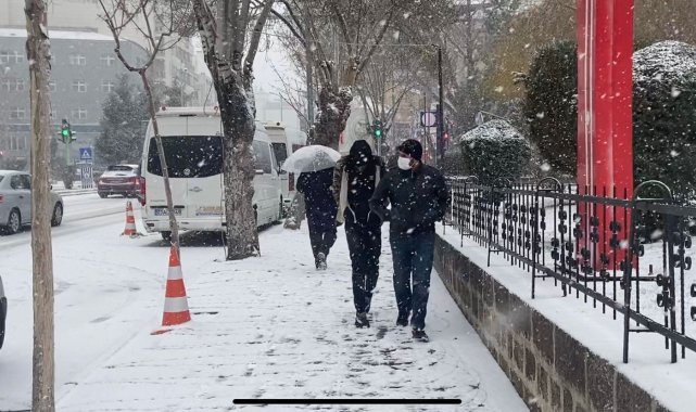 Afyonkarahisar'da kar yağışı etkili oldu