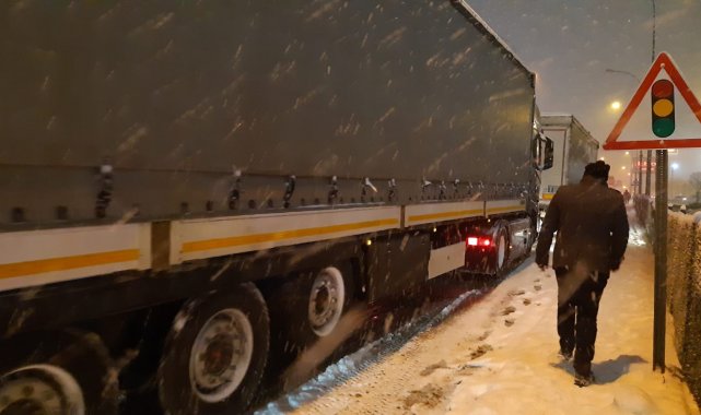 Afyonkarahisar'da kar yağışı trafikte kabusa döndü