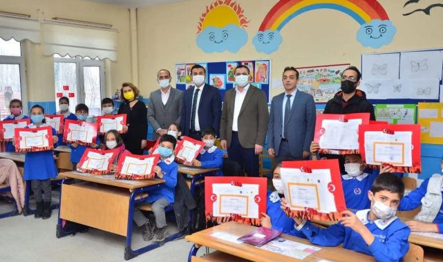 Afyonkarahisar'ın ilçelerinde de karne sevinci yaşandı