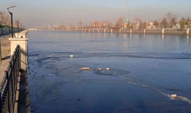 Afyonkarahisar'ın simgesi Akarçay buz tuttu