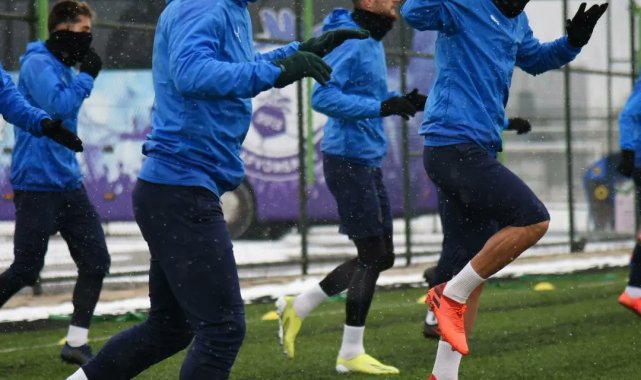 Afyonspor soğuk ve karlı havaya rağmen hazırlıklarını sürdürdü