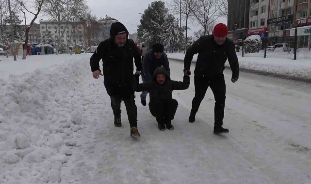 Ağaçlar devrildi, araçlar yolda mahsur kaldı