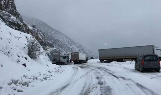 Ağır tonajlı araçlar yolda kaldı, Artvin-Ardahan yolu ulaşıma kapandı