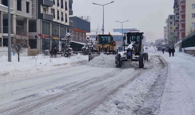 Ağrı Belediyesi kar temizleme çalışmalarına devam ediyor
