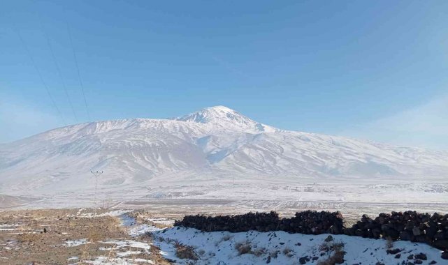 Ağrı Dağı beyaz gelinliği ile görenleri büyülüyor