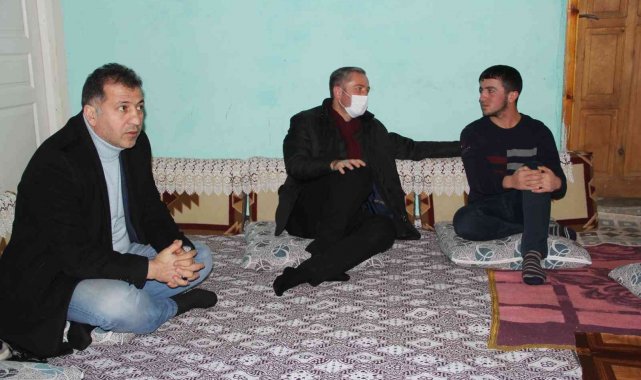 Ağrı Milli Eğitim Müdürü Kökrek, başarılı öğrenciyi evinde ziyaret etti