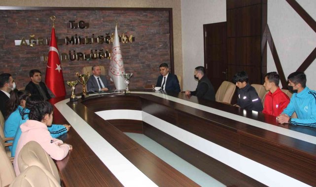 Ağrı Milli Eğitim Müdürü Kökrek, çeşitli yarışmalarda başarılı olan öğrencilerle bir araya geldi