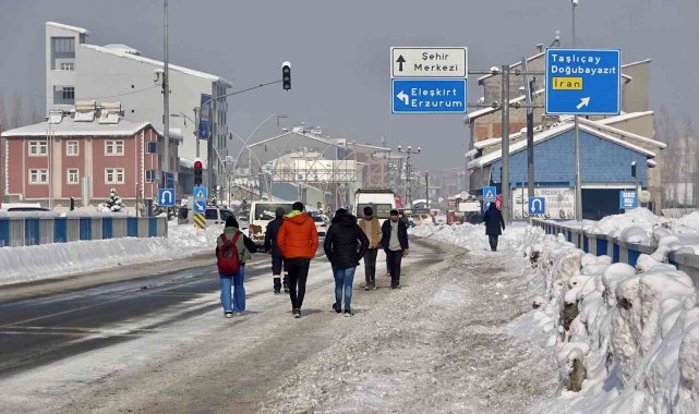 Ağrı yeniden beyaz örtüye büründü