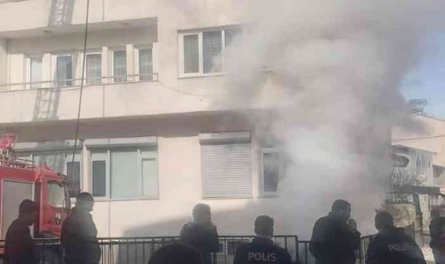 Ağrı'da binada çıkan yangın paniğe neden oldu