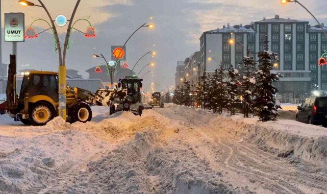 Ağrı'da bir buçuk metreyi bulan kar, ekipler tarafından temizleniyor