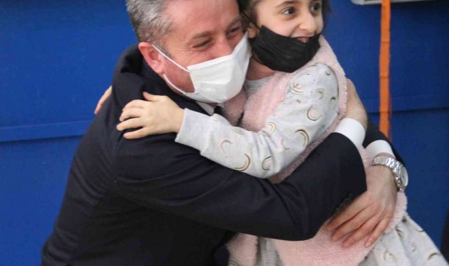 Ağrı'da öğrencilerin karne sevinci