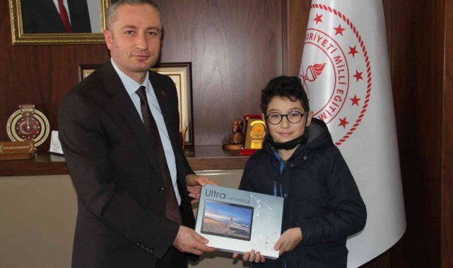 Ağrılı başarılı öğrenciler, Milli Eğitim Müdürü Kökrek'i ziyaret etti