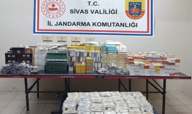 Ağzına kadar kaçak sigara yüklü araçla yakalandılar