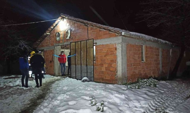 Ahırda başından tüfekle vurulmuş halde bulundu