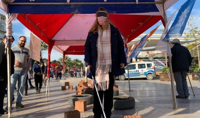 AK Partili gençlerden beyaz baston empati etkinliği