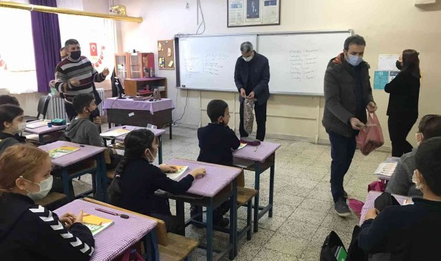 Akademisyenlerden minik öğrencilere hediye