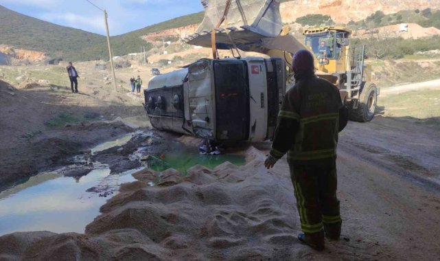 Akaryakıt tankeri kontrolden çıkıp ters döndü, litrelerce mazot yola aktı
