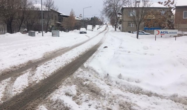 Akçadağ&#039;da kar yağışı etkili oluyor