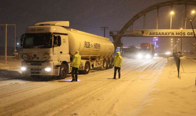 Aksaray-Adana ve Nevşehir karayolları kar ve tipi nedeniyle tırlara ulaşıma kapatıldı