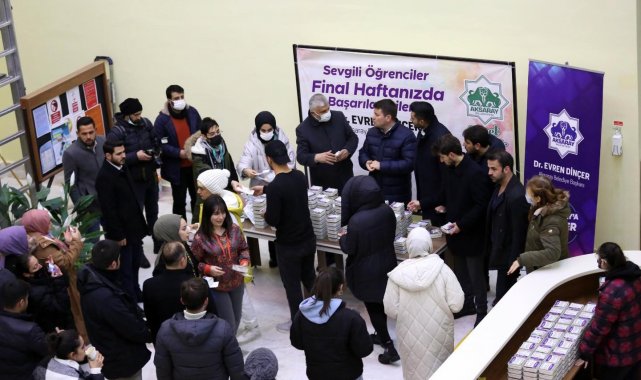 Aksaray Belediyesinden final haftasında öğrencilere çorba ve tatlı ikramı