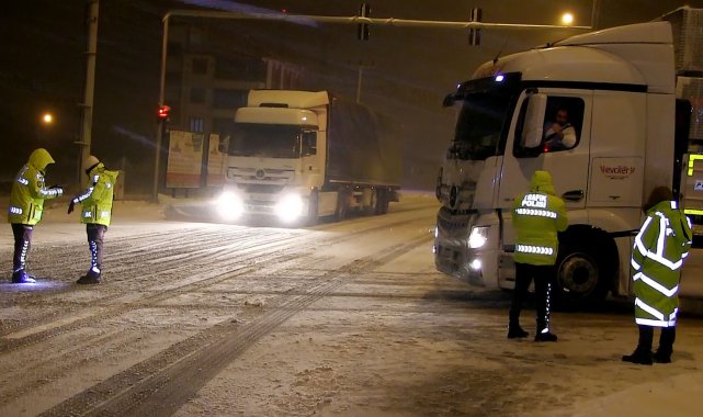 Aksaray-Konya karayolu kar ve tipi nedeniyle ulaşıma kapatıldı