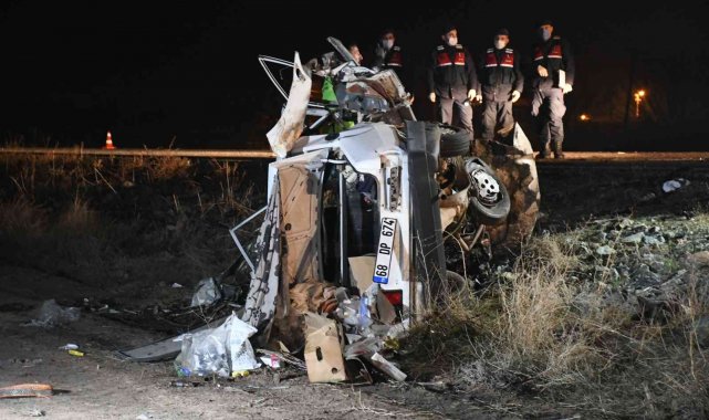 Aksaray'da iki otomobil kafa kafaya çarpıştı: 7 ölü