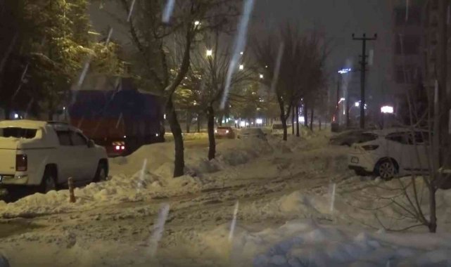 Aksaray&#039;da kar yağışı kenti yeniden beyaza bürüdü