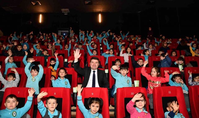 Aksaray'da karnesini getiren öğrencilere sinema bileti
