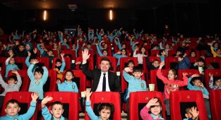 Aksaray'da karnesini getiren öğrencilere sinema bileti