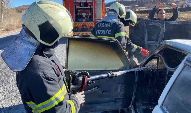 Aksaray'da seyir halindeki otomobilin motor kısmı yandı