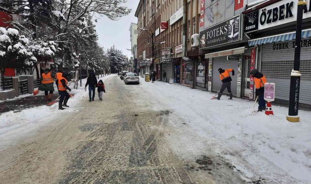 Akşehir Belediyesinde kar mesaisi sürüyor