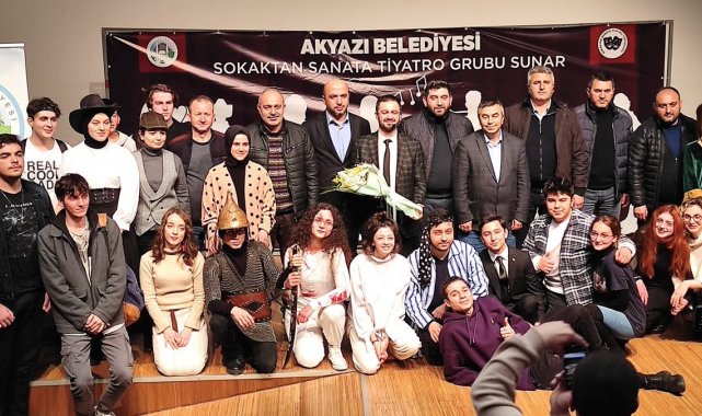 Akyazı'da iki farklı tiyatro oyunu seyirci ile buluştu