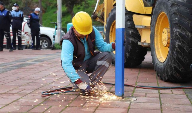 Alanya İskelesi'ndeki kaçak yapılar yıkıldı